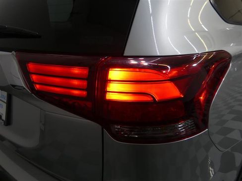 Used 2020 Mitsubishi Outlander SE image 15