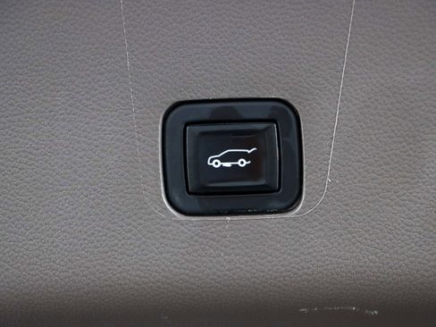 Used 2021 Chevrolet Traverse LT image 31