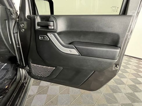 Used 2018 Jeep Wrangler Unlimited Rubicon w/ Cold Weather Group image 16