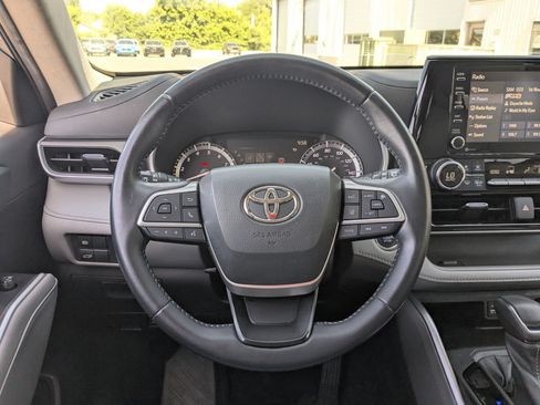 Used 2022 Toyota Highlander XLE AWD/4WD image 18
