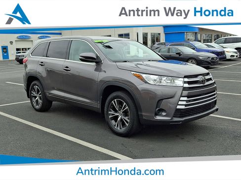 Used 2018 Toyota Highlander LE image 1