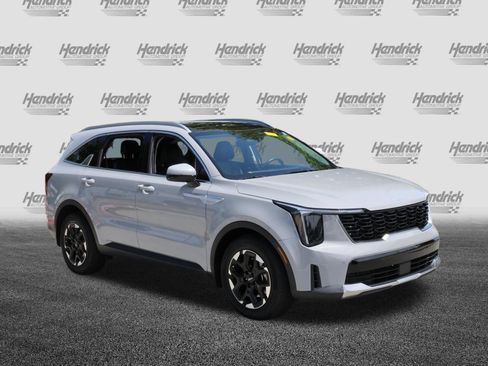 Used 2025 Kia Sorento S w/ Panoramic Sunroof Package FWD image 2