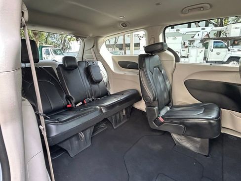 Used 2024 Chrysler Pacifica Touring-L image 33