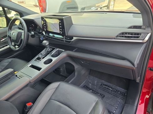 Used 2022 Toyota Sienna XSE image 29