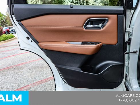 Used 2025 Nissan Rogue Platinum w/ Tech Package image 44