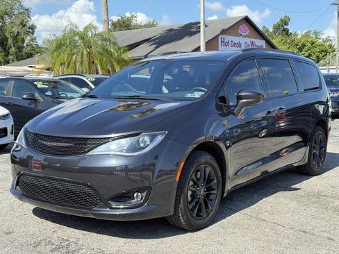 Used 2020 Chrysler Pacifica Touring-L AWD/4WD image 2
