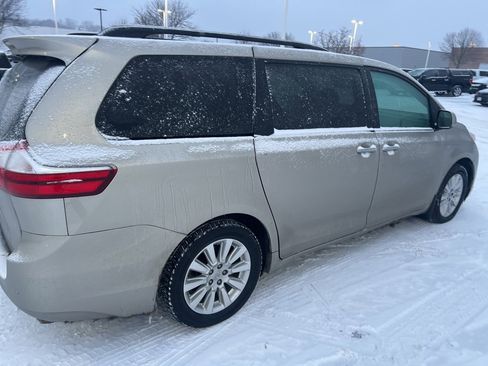 Used 2016 Toyota Sienna XLE image 3