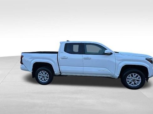 Used 2024 Toyota Tacoma SR5 AWD/4WD image 34