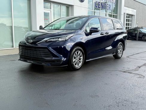 Used 2026 Toyota Sienna LE AWD/4WD image 1