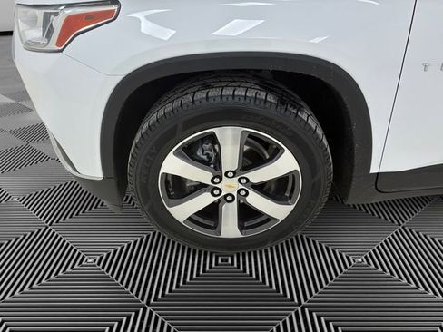Used 2021 Chevrolet Traverse LT w/ LT Premium Package image 9