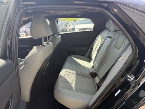 Certified 2025 Hyundai Elantra Limited FWD image 20