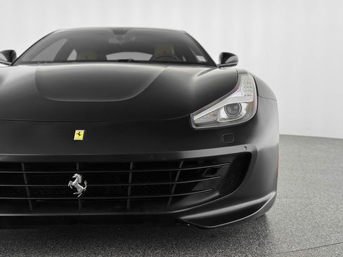 Used 2018 Ferrari GTC4Lusso T image 40