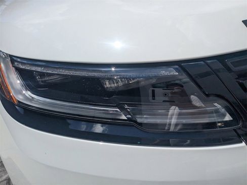 New 2025 Land Rover Range Rover Velar Dynamic SE image 9