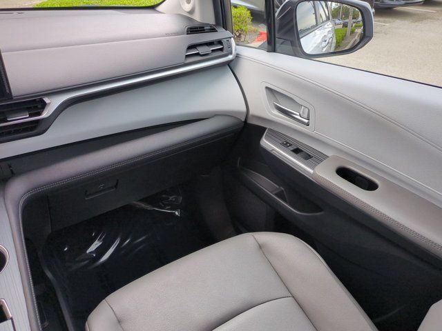 Used 2025 Toyota Sienna XLE w/ XLE Plus Package FWD image 16