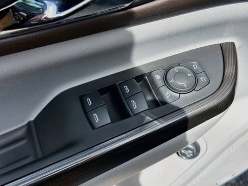 Used 2022 GMC Acadia SLT w/ Technology Package FWD image 24
