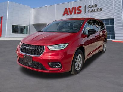 Used 2025 Chrysler Pacifica Select