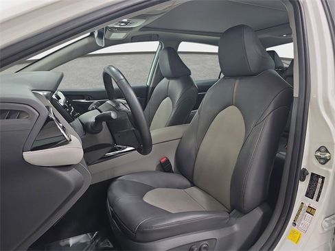 Used 2020 Toyota Camry XLE image 14