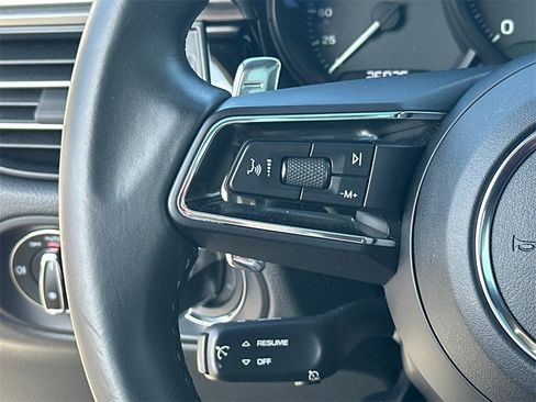 Used 2022 Porsche Macan image 25