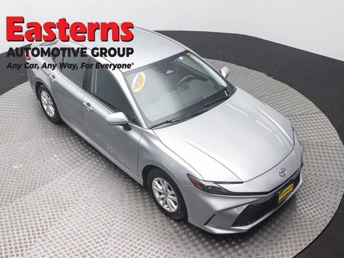 Used 2025 Toyota Camry LE image 3
