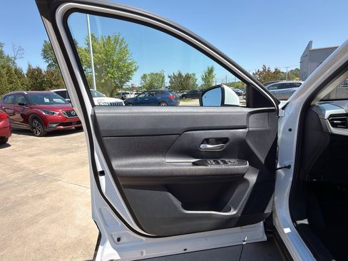 Used 2025 Nissan Kicks SV image 9