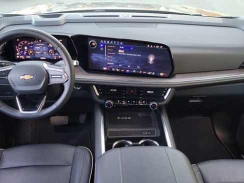 Used 2025 Chevrolet Suburban Premier image 13