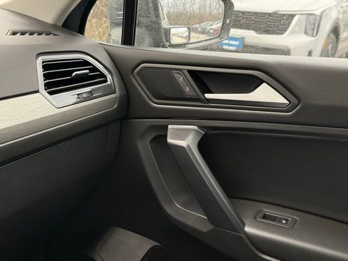 Used 2021 Volkswagen Tiguan SE image 36