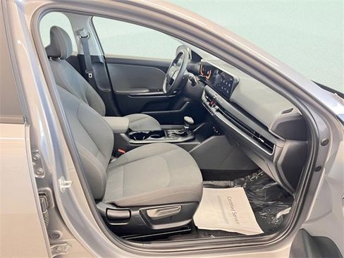 Used 2025 Kia K4 LXS image 11