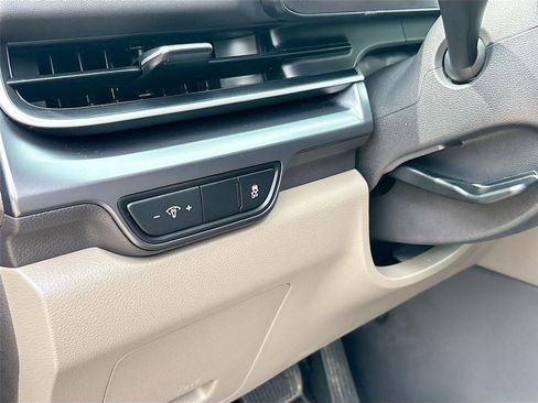 Used 2025 Kia Carnival FWD image 10