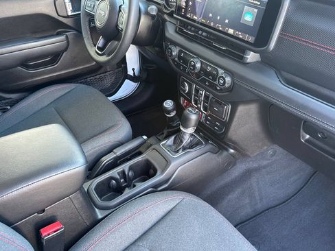 Used 2025 Jeep Wrangler Unlimited Rubicon AWD/4WD image 16
