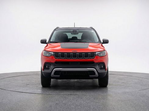 Used 2025 Jeep Compass Trailhawk image 2