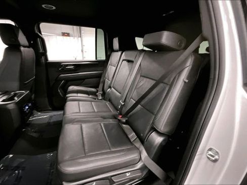 Used 2025 Chevrolet Suburban Z71 image 25