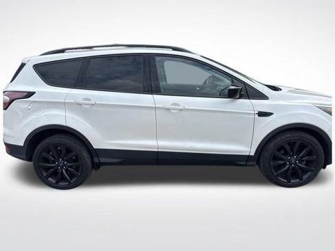 Used 2017 Ford Escape SE w/ SE Sport Appearance Package FWD image 9