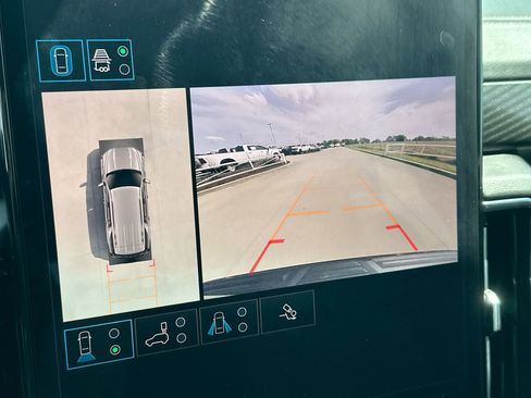 Used 2025 GMC Yukon AT4 w/ AT4 Premium Package image 17