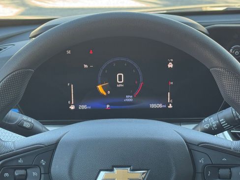 Used 2025 Chevrolet Trax LT FWD image 40