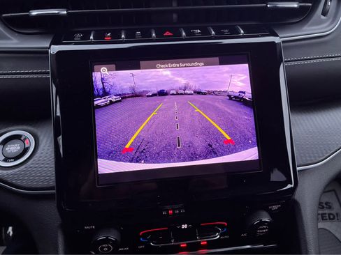 Used 2024 Jeep Grand Cherokee Laredo image 12