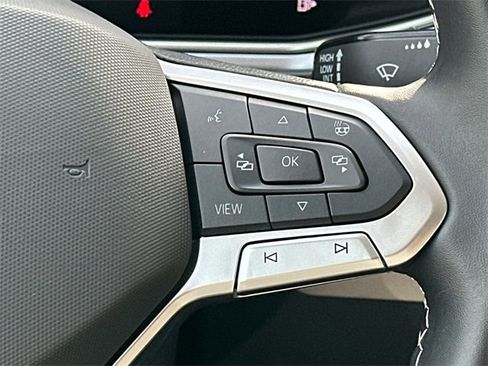 Used 2025 Volkswagen Taos SE image 25