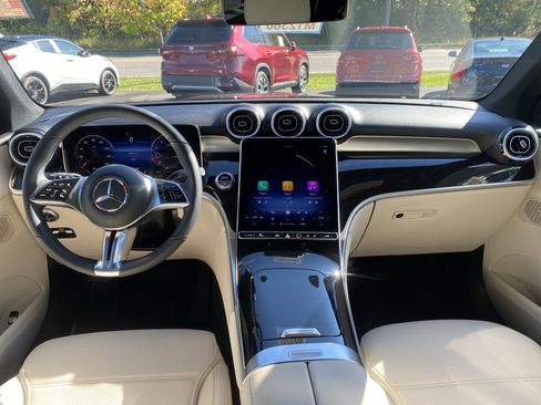 Used 2025 Mercedes-Benz GLC 300 4MATIC image 11