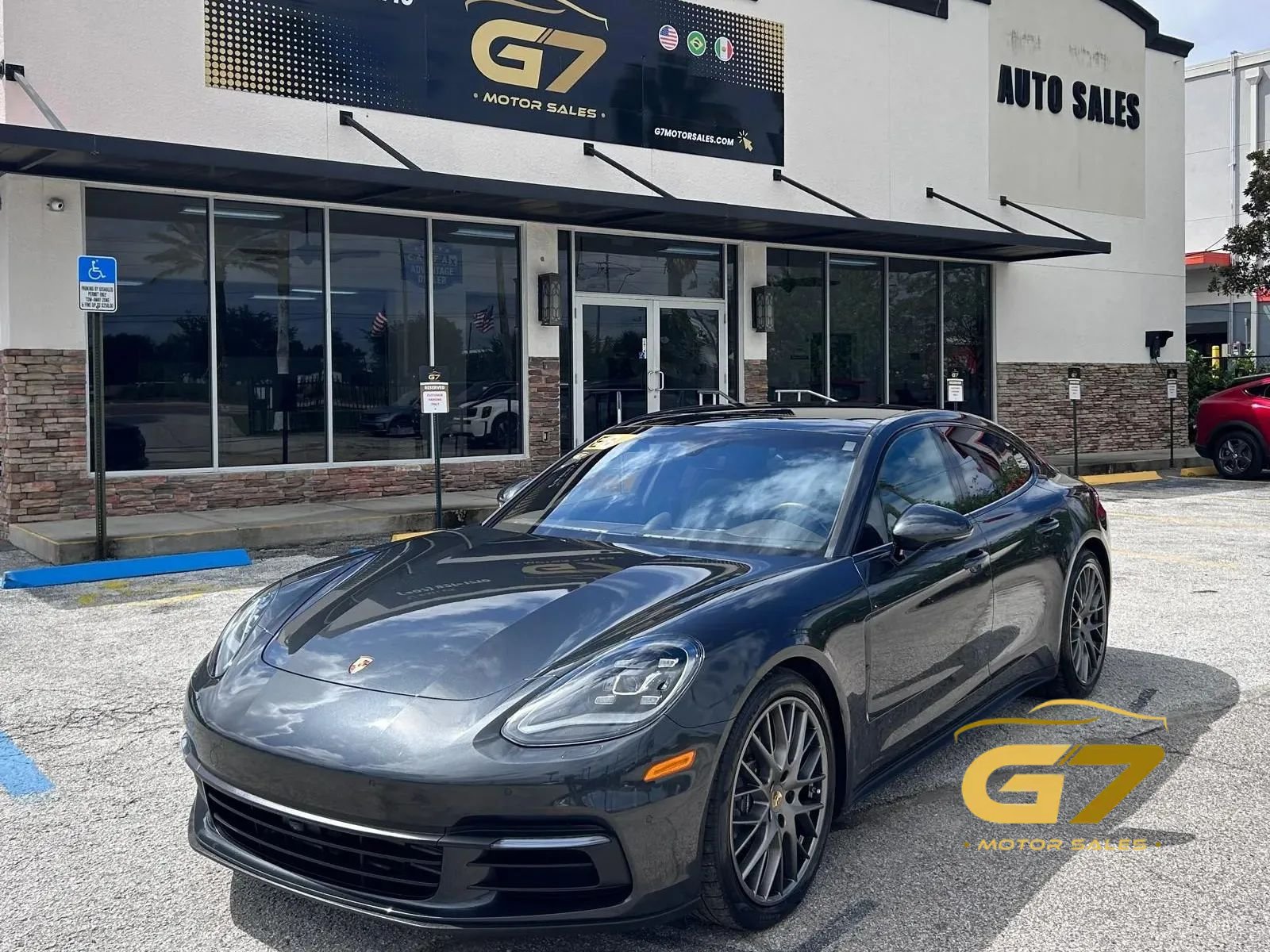 Used 2018 Porsche Panamera RWD image 1