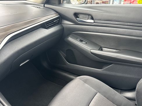 Used 2025 Nissan Altima 2.5 SV FWD image 13