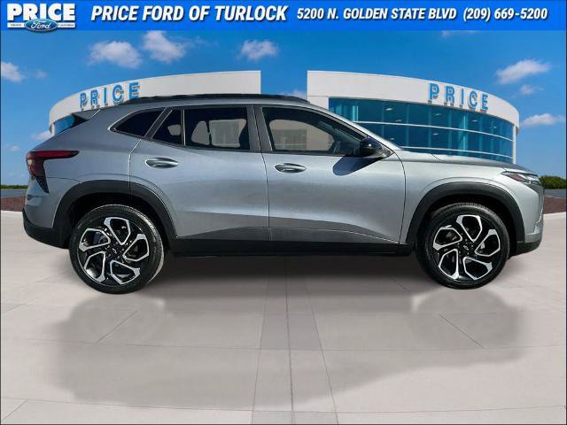 Used 2025 Chevrolet Trax RS w/ Sunroof Package FWD image 4