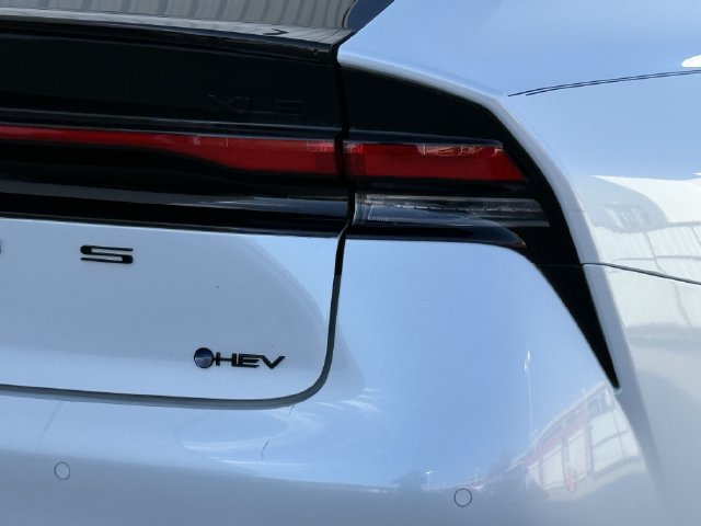 Used 2025 Toyota Prius FWD image 6