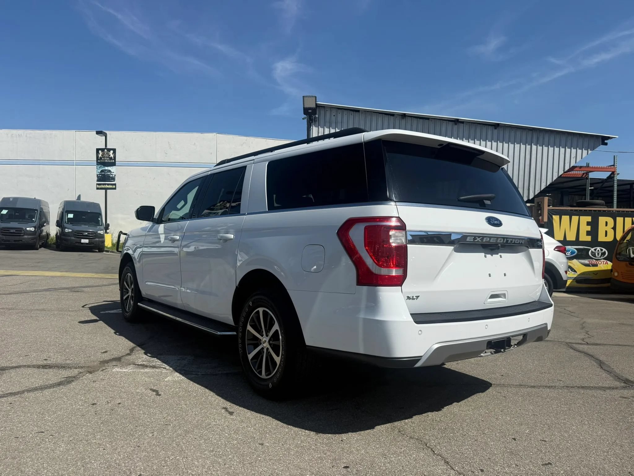 Used 2018 Ford Expedition Max XLT w/ Equipment Group 202A AWD/4WD image 3
