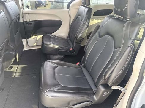 Used 2024 Chrysler Pacifica Touring-L image 16