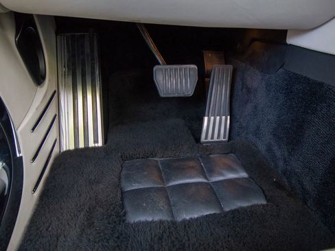 Used 2016 Rolls-Royce Phantom Drophead Coupe image 57