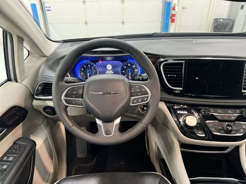 Used 2024 Chrysler Pacifica Limited FWD image 11