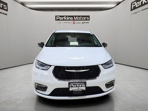 Used 2024 Chrysler Pacifica Limited FWD image 9