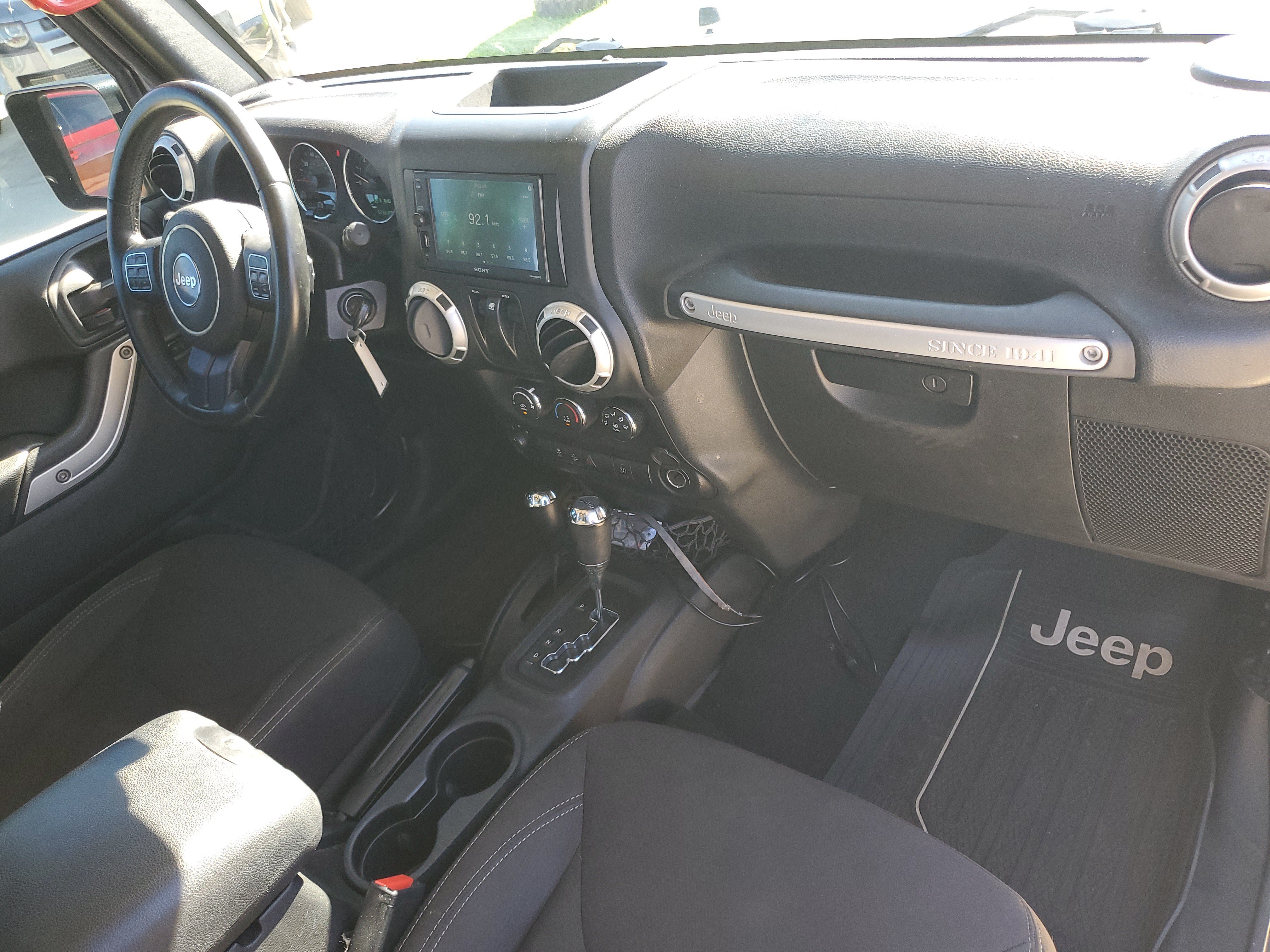 Used 2017 Jeep Wrangler Sahara w/ Connectivity Group AWD/4WD image 24