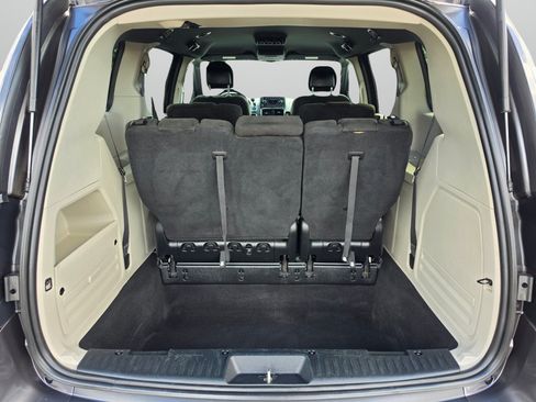 Used 2016 Dodge Grand Caravan SE FWD image 17