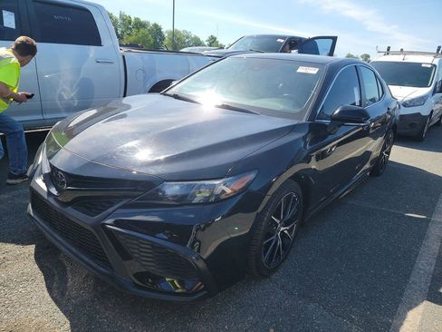 Used 2022 Toyota Camry SE FWD image 2