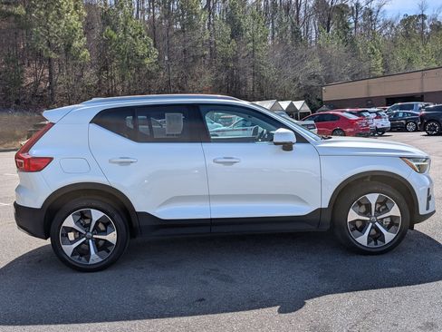 Used 2024 Volvo XC40 B5 Plus image 10